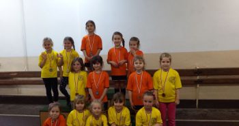 Biegi w hali sportowej