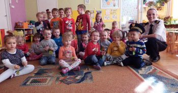 3 latki uczą się zasad bezpieczeństwa
