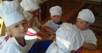 4 latki-robimy sałatkę owocową