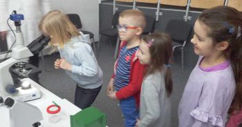 Zajęcia z mikroskopem w Centrum Edukacji Ekologicznej