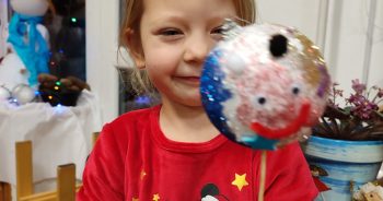 Świąteczne dekoracje z mamą i z tatą u 4 latków”P”