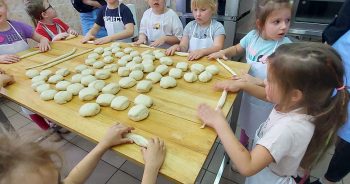 5 latki pieką drożdżówki…