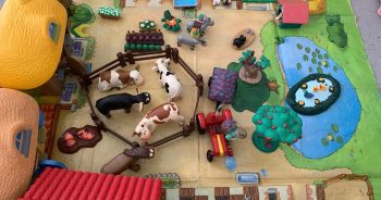 Życie na wsi – maluszki budują farmę…